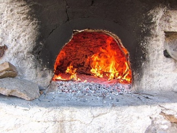 Φτιάχνοντας Χωριάτικο Ψωμί σε Ξυλόφουρνο