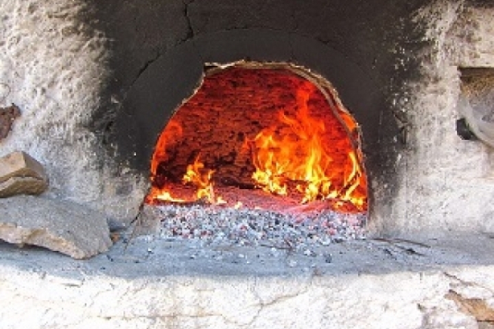 Φτιάχνοντας Χωριάτικο Ψωμί σε Ξυλόφουρνο